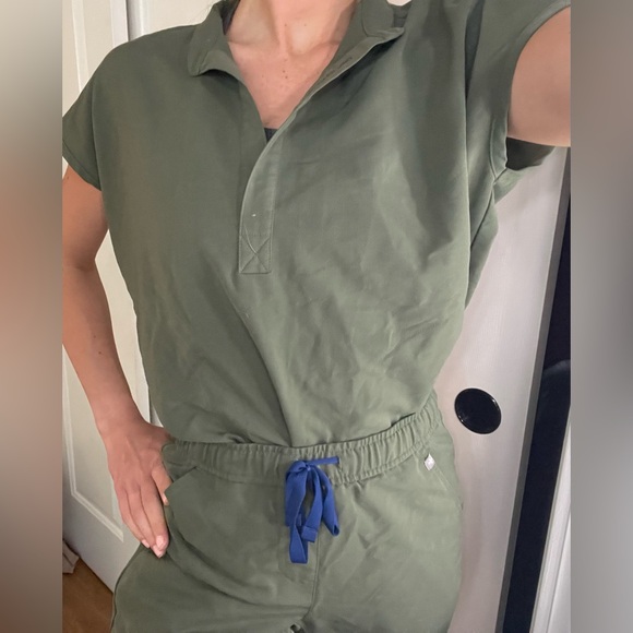 FIGS Scrub Set - Picture 3 of 10